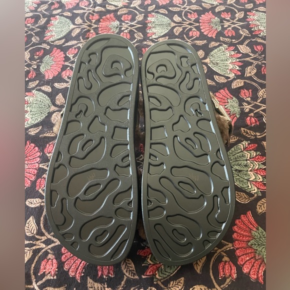 Aerosoles Fur Sandal. Size 8 - Picture 4 of 4